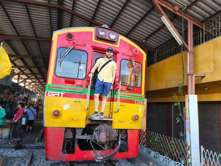 Private Maeklong Railway and Floating Market Highlight Tour